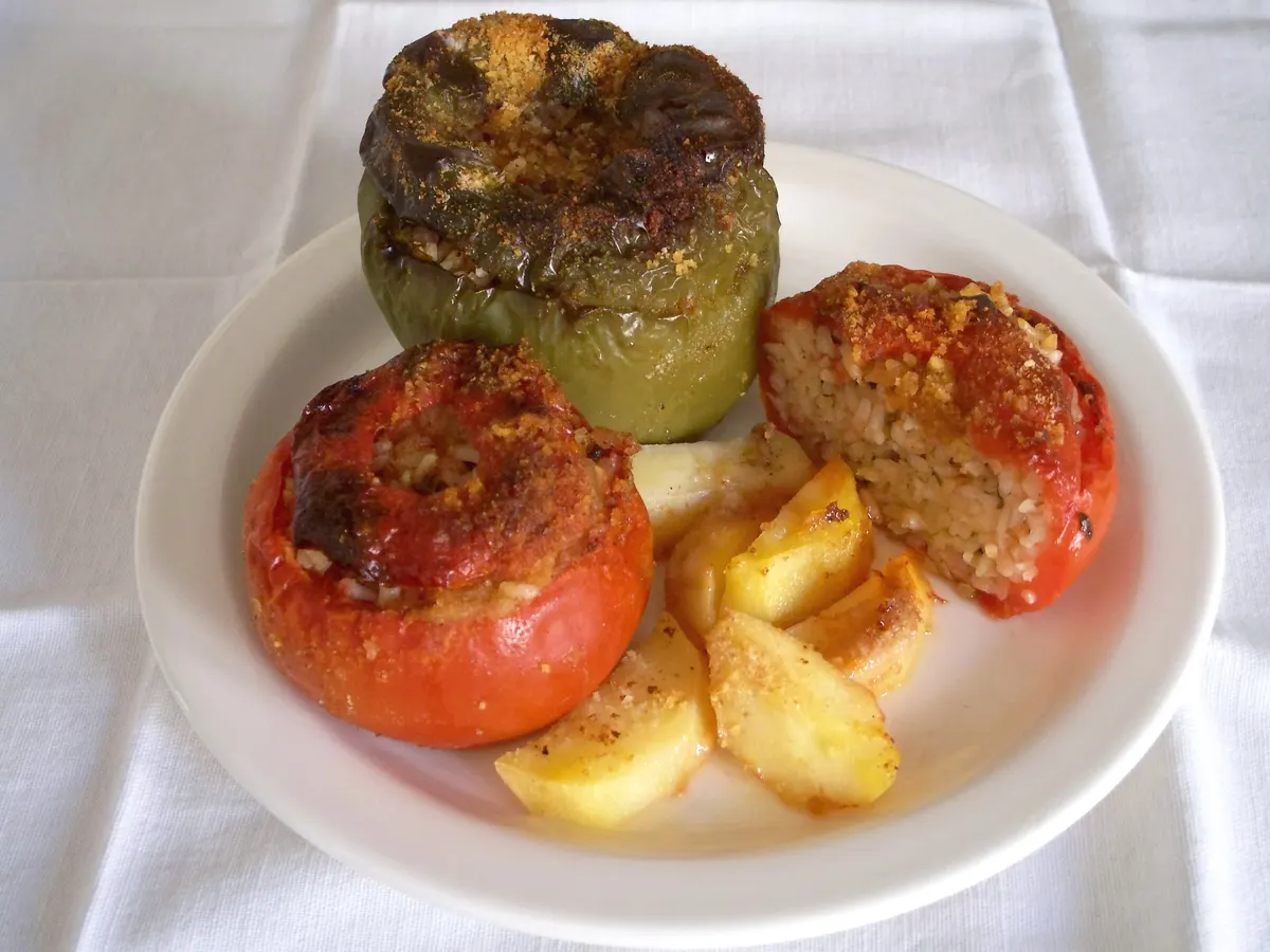 Vegetarian stuffed tomatoes with rice and lentils